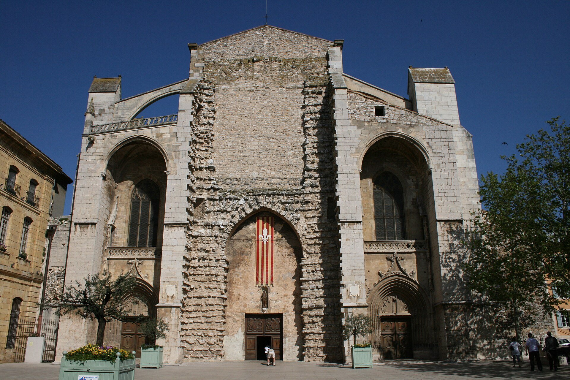 Façade de la basilique Sainte-Marie-Madeleine de Saint-Maximin-la-Sainte-Baume